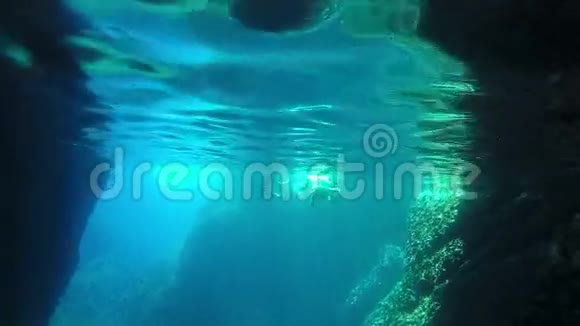 克罗地亚比塞沃岛洞穴游泳和潜水的情侣视频的预览图
