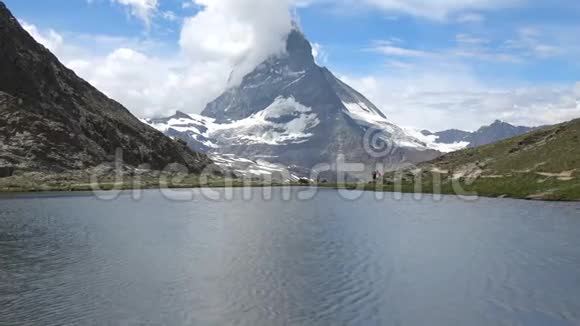 瑞士阿尔卑斯山泽马特雪麦特霍恩峰和斯泰利塞湖的风景视频的预览图