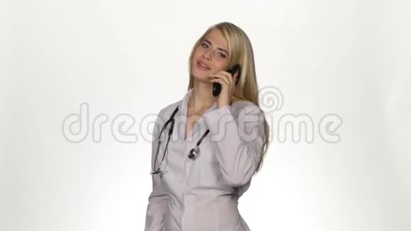 很漂亮的医生在打电话白色视频的预览图