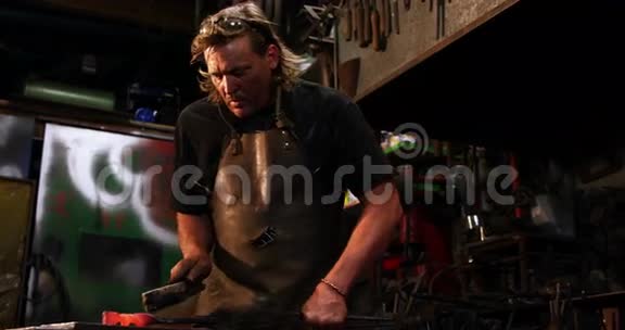 铁匠用钢丝刷烫铁视频的预览图