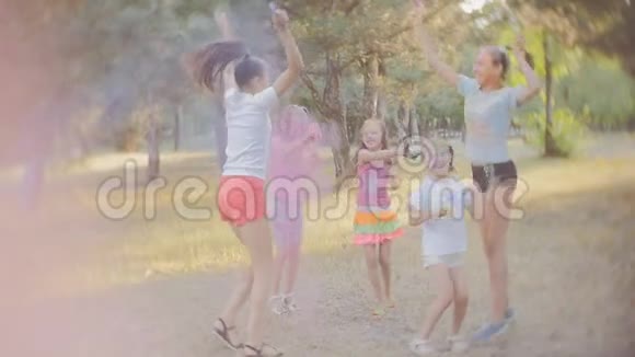 一群小女孩玩得很开心用彩色的Holi粉节互相投掷视频的预览图
