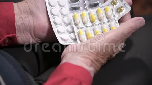 一个老女人手上的平板电脑老年人选择药物的概念视频的预览图