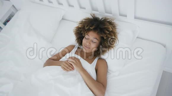 满足女人在床上觉醒视频的预览图