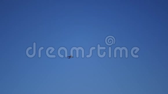 一架大型客机飞过蔚蓝的晴空视频的预览图