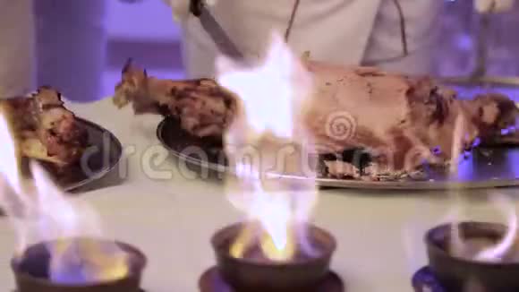 服务员切肉从火中捕捉到一个摄像机视频的预览图
