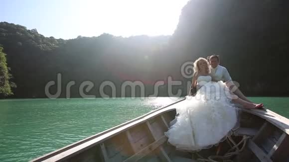 新娘坐在长尾船上视频的预览图