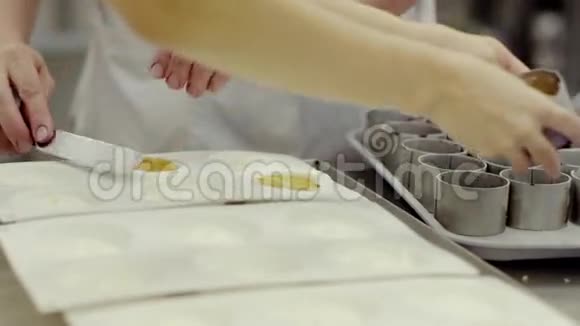 女人的手把蛋糕放进一个特制的烤盘里视频的预览图