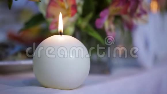 圆形蜡烛点燃了节日的桌子蜡烛的得分视频的预览图