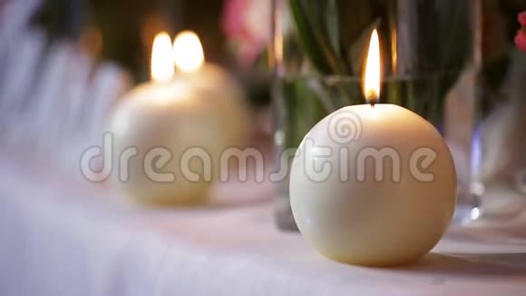 圆形蜡烛点燃了节日的桌子烛光视频的预览图