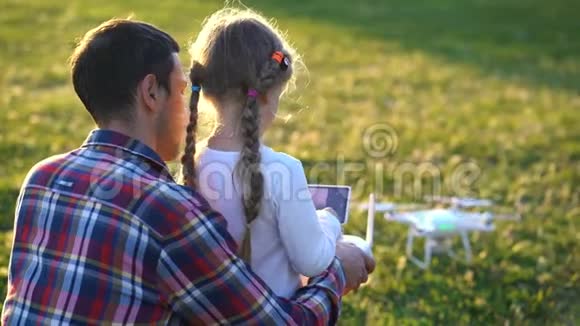 父亲教女儿如何控制无人机视频的预览图