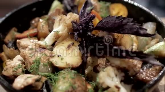 猪肉土豆和蔬菜热煎锅视频的预览图