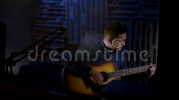 在演播室里演奏吉他的年轻人视频的预览图