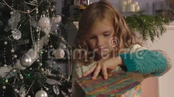 女孩打开盒子带礼物视频的预览图
