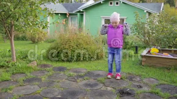 一个小女孩学会跳绳慢动作视频的预览图