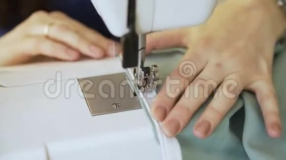年轻的服装设计师和女裁缝工在裁缝工作室做缝纫机特写视频的预览图