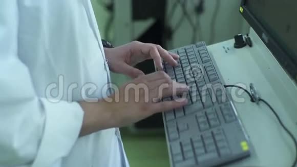 工人按键盘设置参数视频的预览图