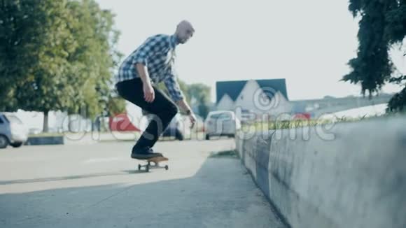 滑板运动员在滑板公园做滑板尾板滑过栏杆视频的预览图