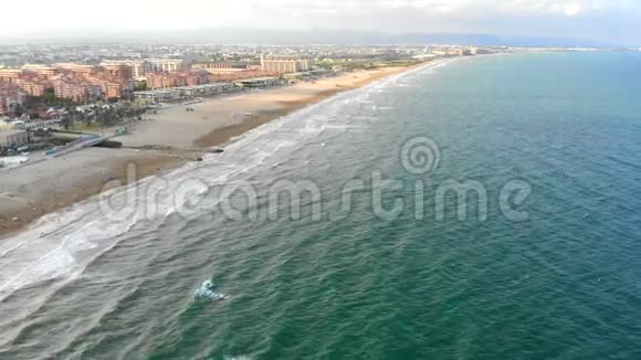 从西班牙瓦伦西亚海滩的无人机高空观看4k视频视频的预览图