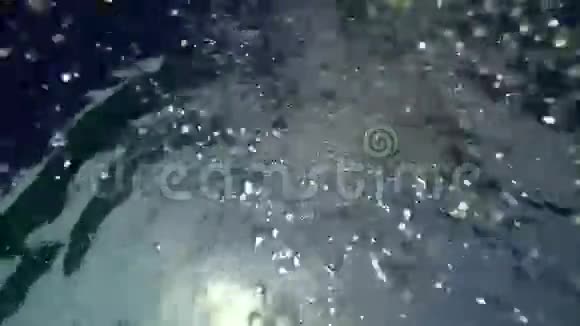 水下的气泡上面阳光灿烂视频的预览图