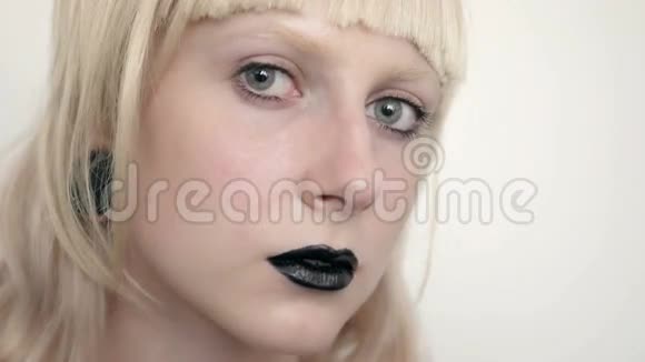 在白化病图像中的女孩黑色的嘴唇和白色的眼睛艺术美颜在画室拍摄的白色照片视频的预览图