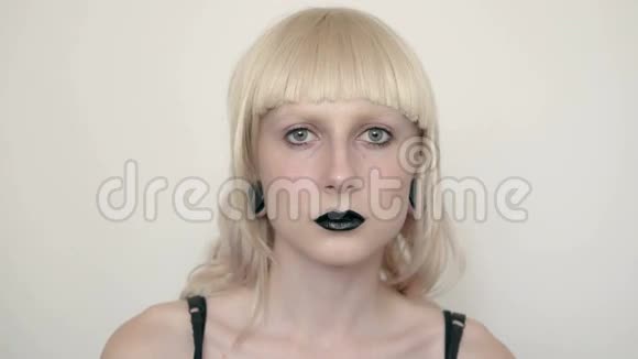 在白化病图像中的女孩黑色的嘴唇和白色的眼睛艺术美颜在画室拍摄的白色照片视频的预览图