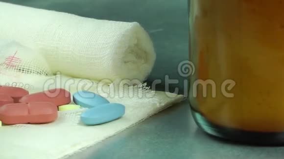 纱布绷带上的药片视频的预览图
