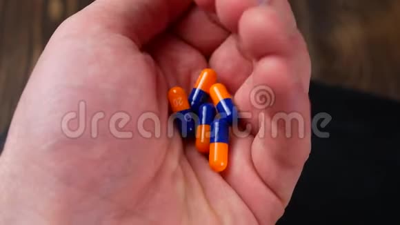 治疗用药的药品处方药剂容器内治愈养生药学主题视频的预览图