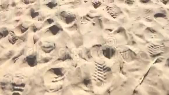 沙滩上的脚印小径视频的预览图