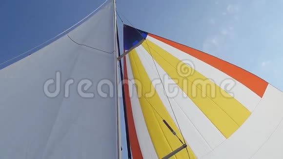 风在天空的背景下吹着五颜六色的帆视频的预览图