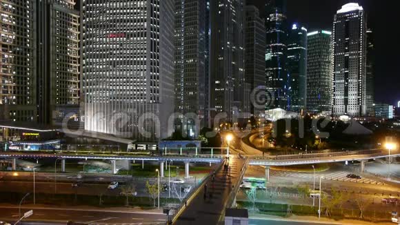 城市交通夜间明亮的摩天大楼快速移动的人的轮廓视频的预览图