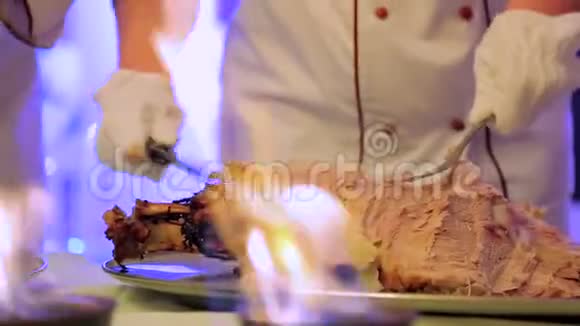 服务员切肉从火中捕捉到一个摄像机视频的预览图