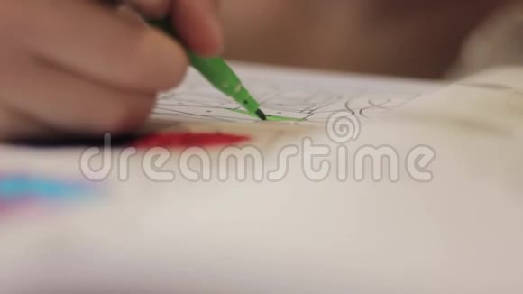 用铅笔特写孩子的手孩子用彩色铅笔在纸上画画视频的预览图