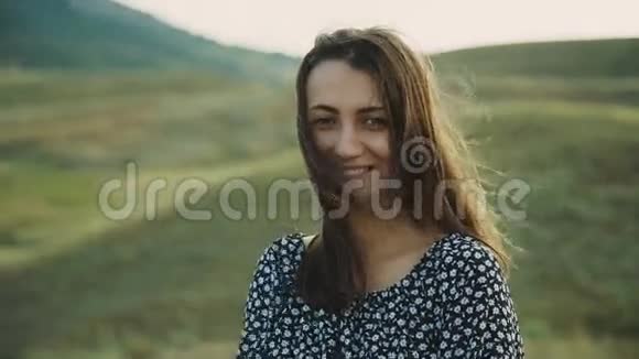 微笑的女人展示一个和平的标志视频的预览图