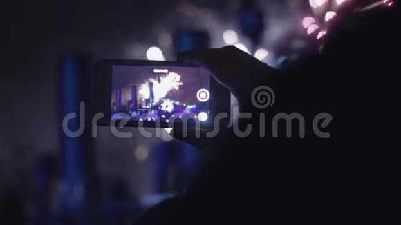 年轻女孩在手机上燃放烟花视频的预览图