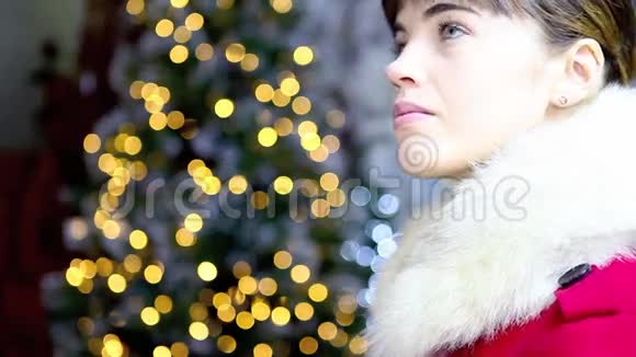 圣诞妇女购物白色灯笼装饰视频的预览图