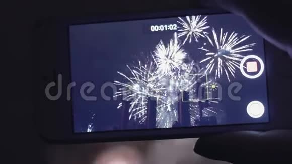女性手在智能手机上拍摄烟花视频关门视频的预览图