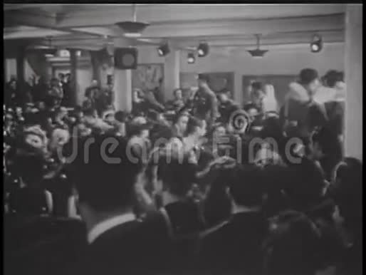 第二次世界大战军人庆祝的镜头视频的预览图