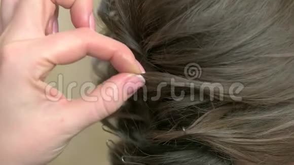 手编织的女性发型视频的预览图