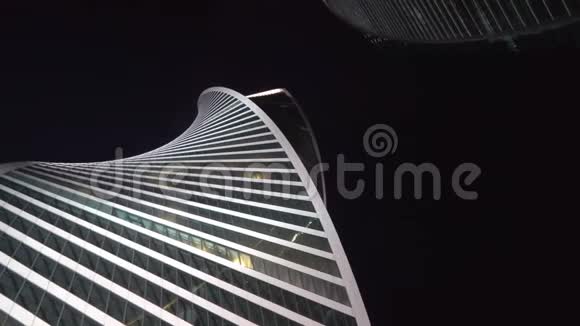 从下往上看摩天大楼相机旋转视频的预览图