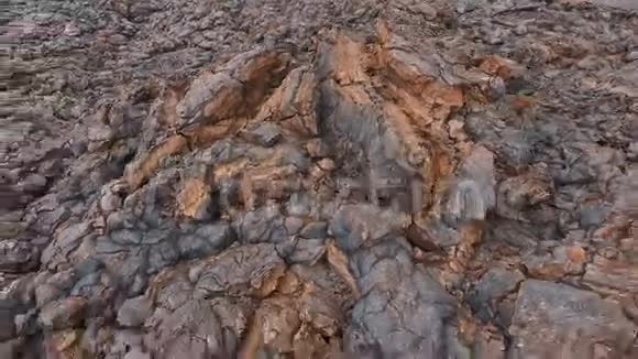 空中观景台在火山熔岩旁飞行熔岩冷却了火山神圣的视频的预览图