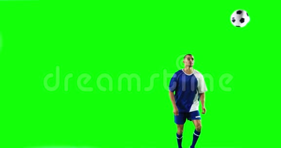 运动员在绿色屏幕上练习足球视频的预览图