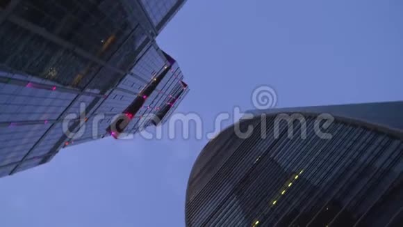 从下往上看摩天大楼相机旋转视频的预览图