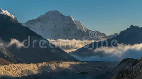 高地山谷上空的云层移动视频的预览图