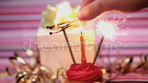 生日快乐写在纸杯蛋糕和蜡烛上视频的预览图