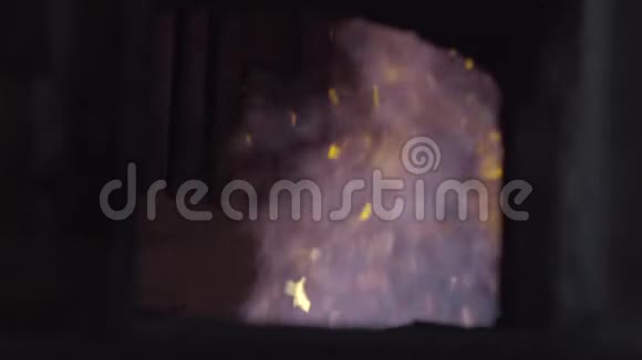 锅炉房开铁炉在工厂的炉子里着火视频的预览图