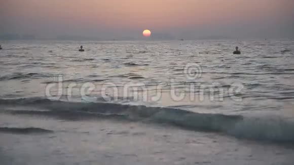 太阳落在地平线后面波浪海阿联酋的海滩视频的预览图