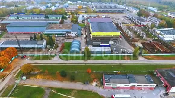 无人机在工业厂房上查看仓库区域工业建筑天空视频的预览图