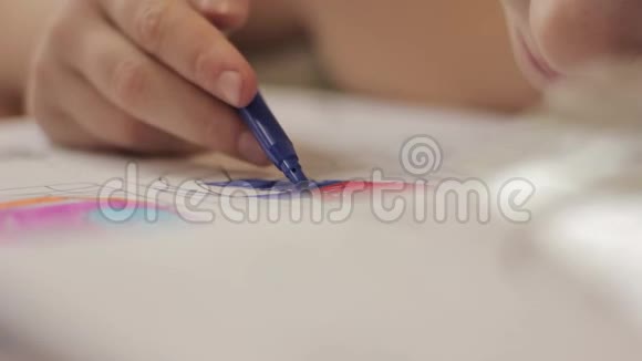 用铅笔特写孩子的手孩子用彩色铅笔在纸上画画视频的预览图