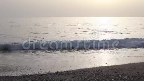 在夕阳的海面上奔跑的女子剪影视频的预览图