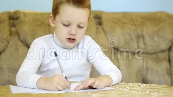 孩子在家写字母表视频的预览图